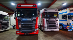 20251019-Tom-Holding-00433